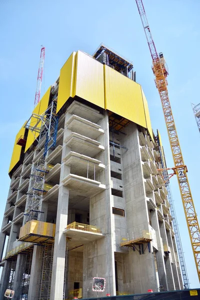 Edificio Rascacielos Durante Construcción Grúa Adosada Edificio — Foto de Stock