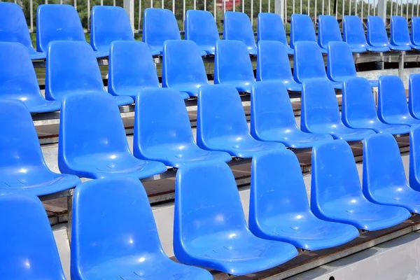 Lege Blauwe Plastic Stoelen Een Rij Het Voetbalstadion — Stockfoto