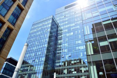 Modern gökdelenlerin mavi gökyüzüne karşı alt görünümü