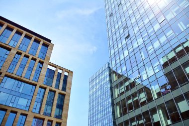 Modern gökdelenlerin mavi gökyüzüne karşı alt görünümü