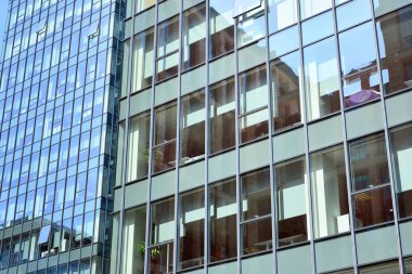 Modern gökdelenlerin mavi gökyüzüne karşı alt görünümü