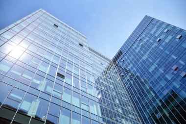 Modern gökdelenlerin mavi gökyüzüne karşı alt görünümü