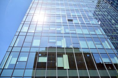 Modern gökdelenlerin mavi gökyüzüne karşı alt görünümü