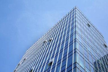 Modern gökdelenlerin mavi gökyüzüne karşı alt görünümü