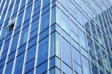 Modern gökdelenlerin mavi gökyüzüne karşı alt görünümü