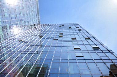 Modern gökdelenlerin mavi gökyüzüne karşı alt görünümü