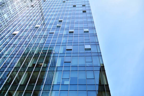 Vista Inferior Rascacielos Modernos Distrito Negocios Contra Cielo Azul — Foto de Stock
