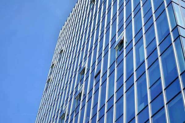 Bottenvy Över Moderna Skyskrapor Affärsdistrikt Mot Blå Himmel — Stockfoto