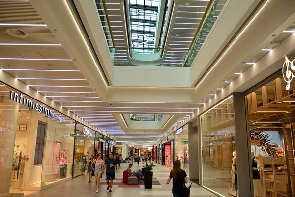 2019年6月18日 现代购物中心加莱里亚 姆洛基尼的内部 — 图库照片