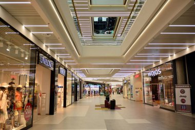 Varşova, Polonya. 18 Haziran 2019. Modern alışveriş merkezi Nin Iç Galeria Mlociny.