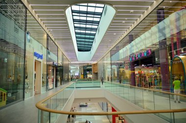 Varşova, Polonya. 18 Haziran 2019. Modern alışveriş merkezi Nin Iç Galeria Mlociny.