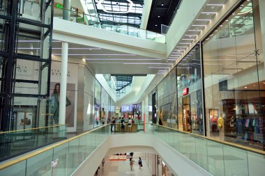 Varşova, Polonya. 18 Haziran 2019. Modern alışveriş merkezi Nin Iç Galeria Mlociny.