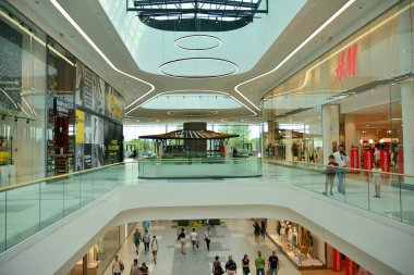 Varşova, Polonya. 18 Haziran 2019. Modern alışveriş merkezi Nin Iç Galeria Mlociny.