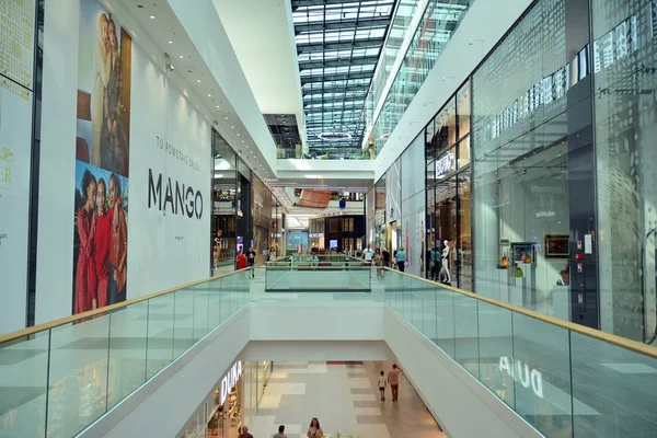 Varşova, Polonya. 18 Haziran 2019. Modern alışveriş merkezi Nin Iç Galeria Mlociny.