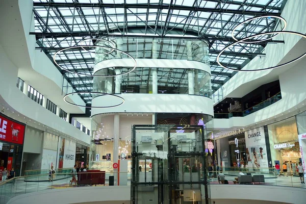 Varsovia Polonia Junio 2019 Interior Del Moderno Centro Comercial Galeria —  Fotos de Stock