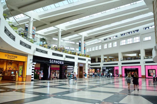 Varsovia Polonia Junio 2019 Interior Del Moderno Centro Comercial Galeria —  Fotos de Stock