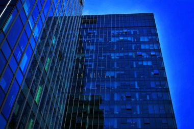 Gece gökdelen siyah cam siluet