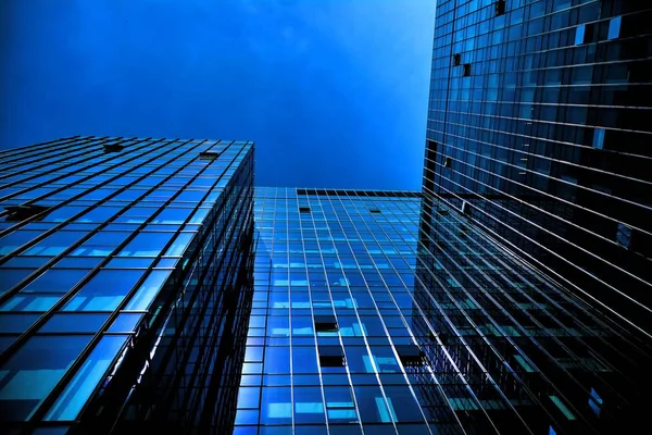 夜の超高層ビルの黒いガラスのシルエット ストック写真