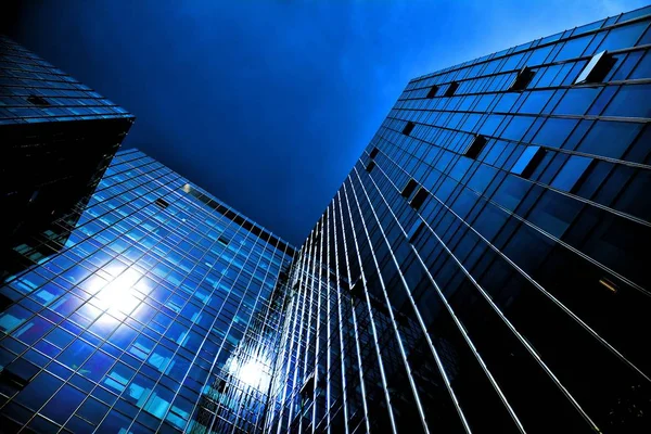 Schwarze Glassilhouette Eines Wolkenkratzers Bei Nacht Stockbild