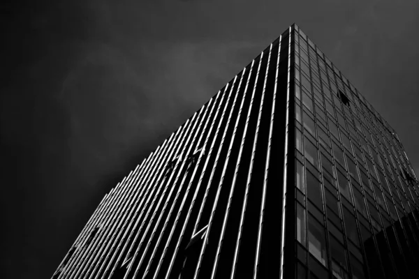 Silhueta Vidro Preto Arranha Céu Noite Cidade Sombria Arranha Céus — Fotografia de Stock