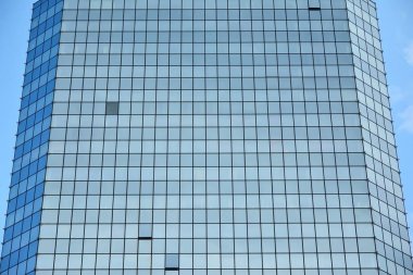 Modern ofis binasının camlarına yansıyan bulutlar