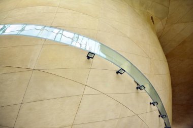 Mimari ayrıntıları duvar eğrisi beton çimento soyut arka plan. Modern mimari detay. Çağdaş kamu binasının rafine parçası.