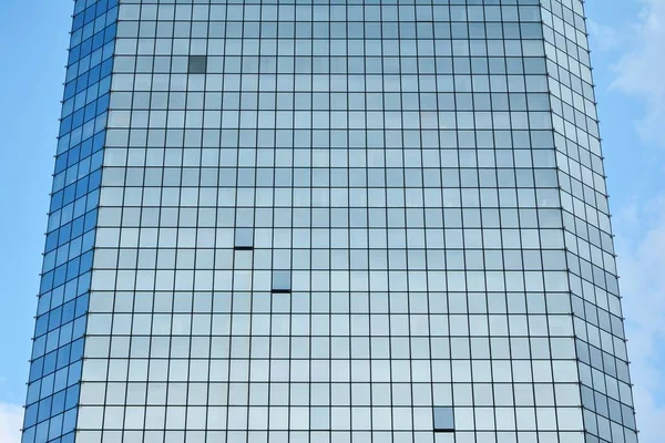 Nuvens Refletidas Nas Janelas Edifício Escritórios Moderno — Fotografia de Stock