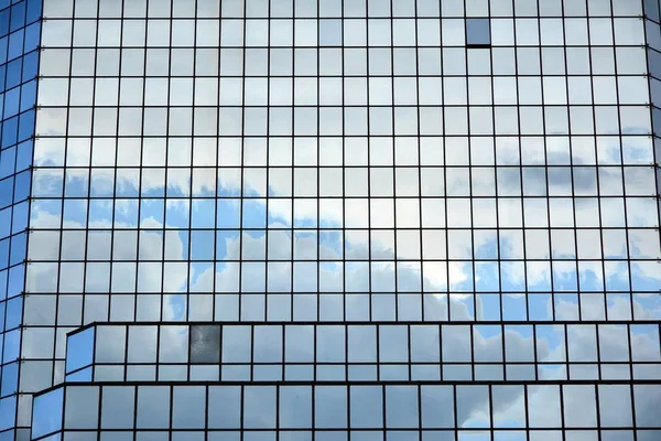 Nuvens Refletidas Nas Janelas Edifício Escritórios Moderno — Fotografia de Stock