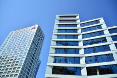 Varşova, Polonya. 22 Haziran 2019. Gökyüzü arka plan üzerinde modern otelin görünümü. Hilton oteli.