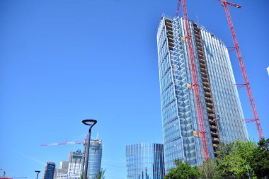 Varşova, Polonya. 22 Haziran 2019. Mennica Legacy Tower ofis binası inşaatı.