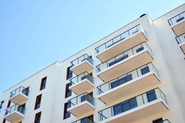 Çağdaş mimarinin soyut parçası. Konut modern bina