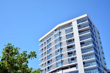 Çağdaş mimarinin soyut parçası. Konut modern bina