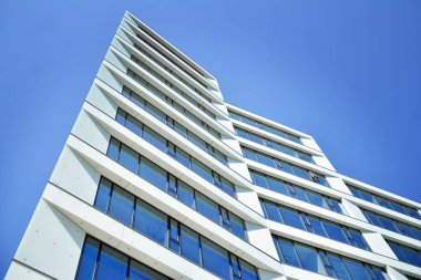İş merkezindeki yeni ofis binası. Çelikten ve camdan yapılmış mavi gökyüzü. 