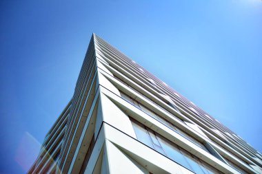 İş merkezindeki yeni ofis binası. Çelikten ve camdan yapılmış mavi gökyüzü. 