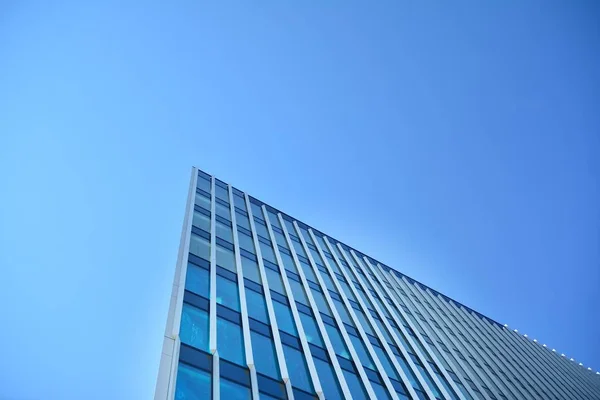 Irodaház Üzleti Központban Acélból Üvegből Készült Fal Kék Égbolttal — Stock Fotó