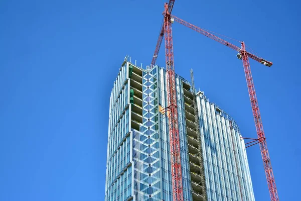 建筑施工过程中的摩天大楼建筑 安装在建筑物的起重机 — 图库照片