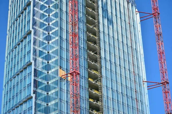 建筑施工过程中的摩天大楼建筑 安装在建筑物的起重机 — 图库照片