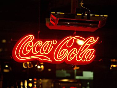 Varşova, Polonya. Eylül 2014. Coca cola neon işareti