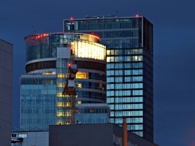 Ofis Binası geceleri. Geç gece iş yerinde. Cam perde duvar ofis binası