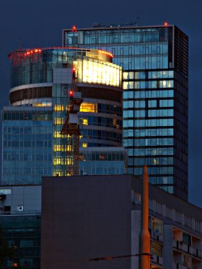 Ofis Binası geceleri. Geç gece iş yerinde. Cam perde duvar ofis binası