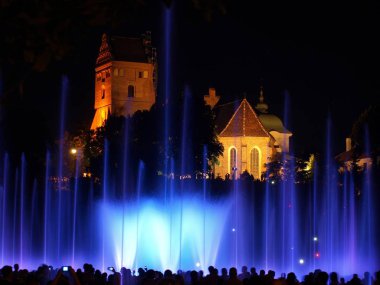 Gece renkli ışıklı çeşme