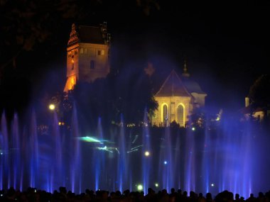 Gece renkli ışıklı çeşme