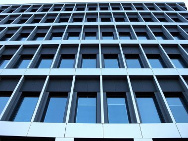 Ofisler için modern bir binanın pencereleri. İş binaları mimarisi.