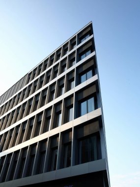 Ofisler için modern bir binanın pencereleri. İş binaları mimarisi.