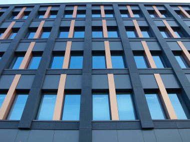 Ofisler için modern bir binanın pencereleri. İş binaları mimarisi.
