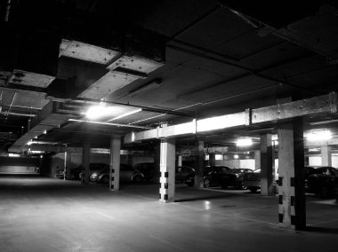 Modern daire binanın yeraltı otopark