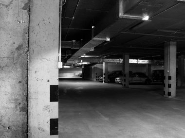 Modern daire binanın yeraltı otopark