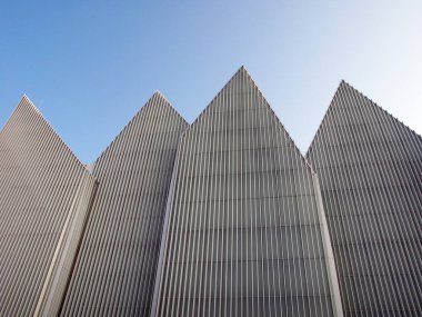 Ofisler için modern bir binanın pencereleri. İş binaları mimarisi.