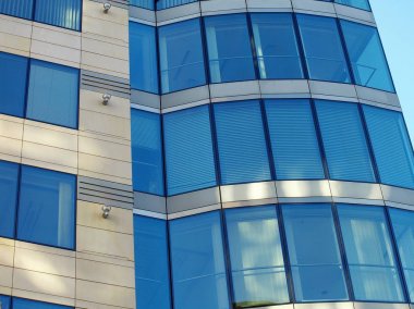 Ofisler için modern bir binanın pencereleri. İş binaları mimarisi.