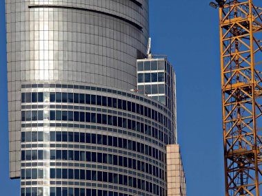 Ofisler için modern bir binanın pencereleri. İş binaları mimarisi.